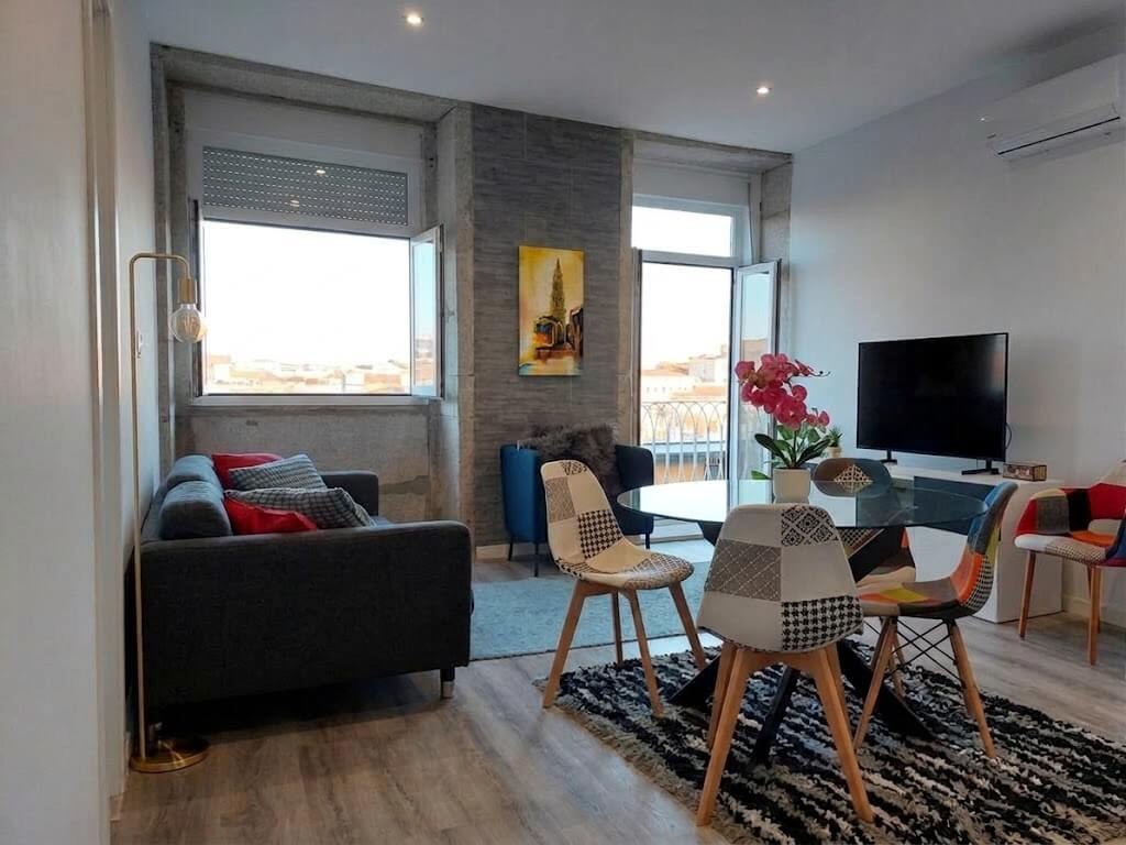 Main panoramic angle of the living room, highlighting the balcony and windows