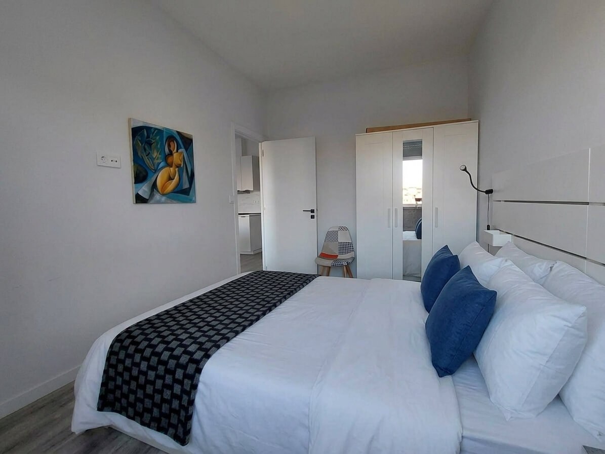 Executive bedroom with double bed, facing the interior of the block, Historic Centre Porto